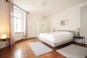 سرير أو أسرّة في غرفة في Authentic Austrian Flat in the South of Vienna