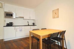 مطبخ أو مطبخ صغير في Authentic Austrian Flat in the South of Vienna