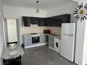a kitchen with a refrigerator and a washer and dryer at Sessiz tesisi in Kyrenia