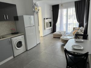 a kitchen and living room with a washer and dryer at Sessiz tesisi in Kyrenia