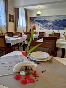 Reštaurácia alebo iné gastronomické zariadenie v ubytovaní Willa Stożek, 50 m od term i wyciągów narciarskich