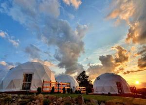 Východ nebo západ slunce při pohledu z luxury tent nebo okolí