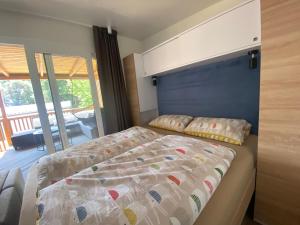 塞尔瑟Charming Camino House的卧室里有一张带蓝色床头板的床 更多24张照片