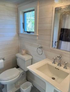 ein Badezimmer mit einer weißen Toilette und einem Waschbecken in der Unterkunft Charming Cottage with Amazing Views in Truro