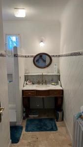 une salle de bain avec un lavabo et un miroir dans l'établissement Maison typique de provence, à Saint-Rémy-de-Provence 10 autres photos