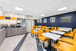 Kuchyň nebo kuchyňský kout v ubytování Best Western Inn at Ramsey