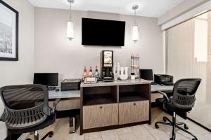 TV a/nebo společenská místnost v ubytování Best Western Inn at Ramsey