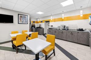 Kuchyň nebo kuchyňský kout v ubytování Best Western Inn at Ramsey