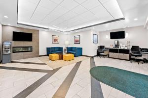 TV a/nebo společenská místnost v ubytování Best Western Inn at Ramsey