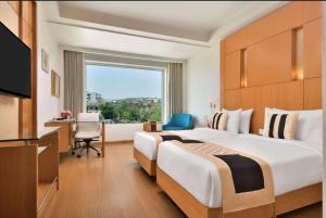 Postel nebo postele na pokoji v ubytování Ramada By Wyndham Jaipur + 37 fotografií