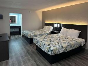 une chambre d'hôtel avec deux lits et un lavabo dans l'établissement Motel 6 Spartanburg, SC Northwest Business 85, à Spartanburg