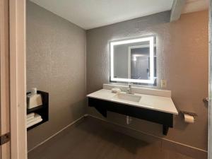 une salle de bain avec un lavabo et un miroir dans l'établissement Motel 6 Spartanburg, SC Northwest Business 85, à Spartanburg 45 autres photos