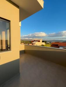 a balcony with a view of the ocean at Casa de Temporada Carrancas-MG in Carrancas