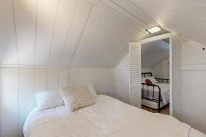 une petite chambre avec un lit dans un grenier dans l'établissement Bear Valley Cozy Cabin, à Bear Valley