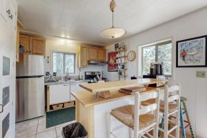 Il comprend une cuisine équipée d'un comptoir en bois et d'un réfrigérateur. dans l'établissement Bear Valley Cozy Cabin, à Bear Valley