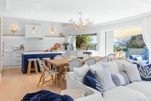 Χώρος καθιστικού στο Hastings St Gem with Pool, Newly Renovated