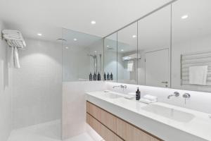 Ένα μπάνιο στο Hastings St Gem with Pool, Newly Renovated