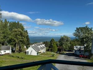 una vista desde el balcón de una casa en Auberge des Nuages, en La Malbaie