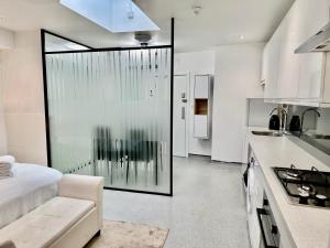 a kitchen with a large glass window in a room at Westferry Two-Bedroom Deluxe Apartment in London +17 photos