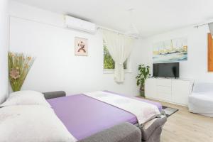 Postel nebo postele na pokoji v ubytování Apartment Podstrana 17586b