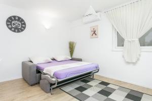Postel nebo postele na pokoji v ubytování Apartment Podstrana 17586b