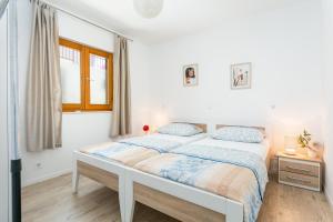 Postel nebo postele na pokoji v ubytování Apartment Podstrana 17586b