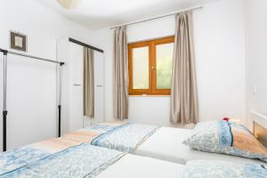 Postel nebo postele na pokoji v ubytování Apartment Podstrana 17586b