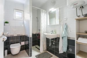 Koupelna v ubytování Apartment Podstrana 17586b