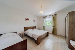 Ένα ή περισσότερα κρεβάτια σε δωμάτιο στο Seaside house for families with children Cove Rasohatica, Korcula - 4386