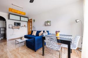 salon z niebieską kanapą i stołem w obiekcie Amura Motril. Apartamento con garaje w mieście Motril