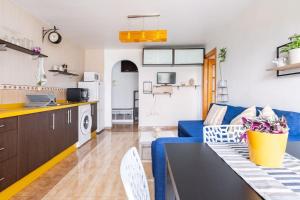 Kuchnia lub aneks kuchenny w obiekcie Amura Motril. Apartamento con garaje