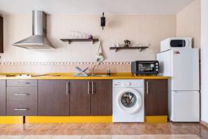Kuchnia lub aneks kuchenny w obiekcie Amura Motril. Apartamento con garaje