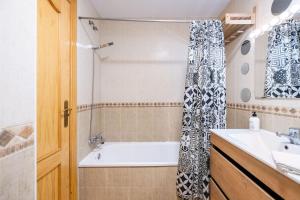 łazienka z wanną i umywalką w obiekcie Amura Motril. Apartamento con garaje w mieście Motril +18 zdjęć