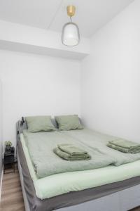 Ένα ή περισσότερα κρεβάτια σε δωμάτιο στο New studio apartment with free parking