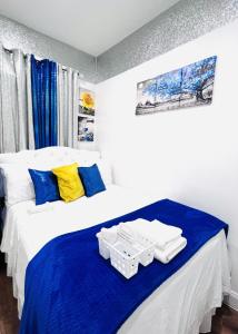 Un dormitorio con una cama con dos bandejas encima. en IMPERIAL STAY BnB, en Brooklyn