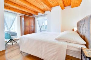 ein Schlafzimmer mit einem weißen Bett und einer Holzdecke in der Unterkunft Family friendly house with a parking space Bribir, Novi Vinodolski - 23378 in Bribir