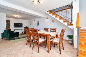 ein Esszimmer mit Tisch und Stühlen in der Unterkunft Family friendly house with a parking space Bribir, Novi Vinodolski - 23378 in Bribir