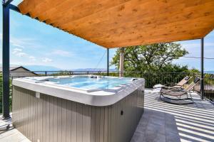 ein Whirlpool auf der Terrasse eines Hauses in der Unterkunft Family friendly house with a parking space Bribir, Novi Vinodolski - 23378 in Bribir