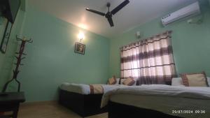 Ένα ή περισσότερα κρεβάτια σε δωμάτιο στο Hotel Pokhara Paradise
