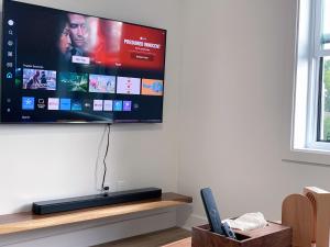 TV a/nebo společenská místnost v ubytování 10 minutes to DT with Free parking