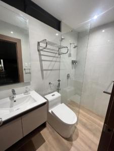 a bathroom with a toilet and a sink and a shower at Novapark Ferroviaria in Guayaquil