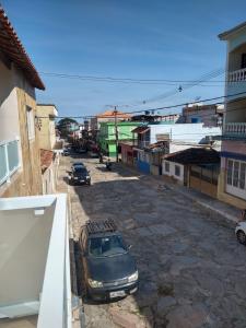 Pousada Nhá Chica في ساو ثومي داس ليتراس: سيارة متوقفة على شارع في مدينة