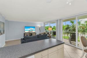 Balkón nebo terasa v ubytování 1 Bedroom / New Furniture / Direct beach access / Across from J.W. Marriott