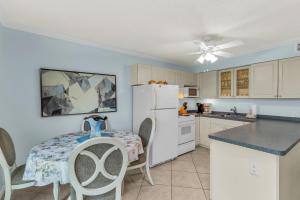 Kuchyň nebo kuchyňský kout v ubytování 1 Bedroom / New Furniture / Direct beach access / Across from J.W. Marriott