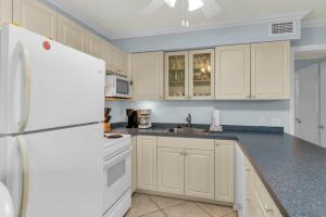 Kuchyň nebo kuchyňský kout v ubytování 1 Bedroom / New Furniture / Direct beach access / Across from J.W. Marriott + 14 fotografií