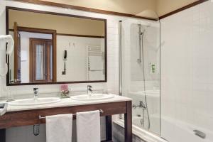 Koupelna v ubytování Hotel & Spa Real Badaguás Jaca