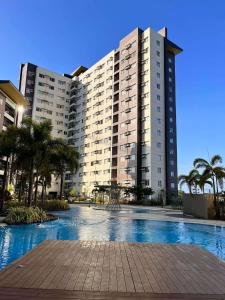イロイロにあるAvida Towers Atriaの大きなスイミングプール付きの大きなアパートメントです。
