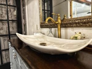 Ένα μπάνιο στο Adorable French Cottage style - 1 bedroom. +17 φωτογραφίες