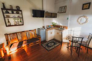 a kitchen and dining room with a table and chairs at Villa de Gloria in Dauis