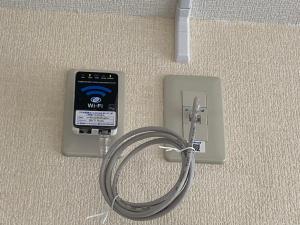 うるま市にあるゲストハウスUYokinawaの電源コンセント付携帯電話